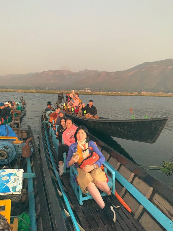 緬甸旅遊。第二天仰光～黑河～茵萊湖。緬甸國內航線、六人木舟賞湖、擺拍【Miss 飛妮】 @極光公主飛妮