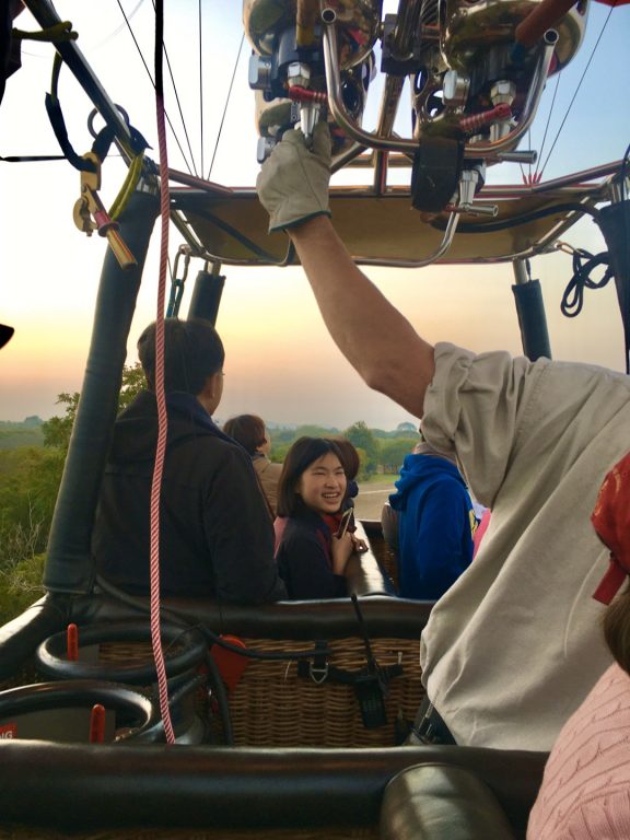 緬甸旅遊。第八天 ～第九天 : 蒲甘-仰光 &#8211; 台北。蒲甘16人熱氣球。漆器工坊。機上奇遇[Miss飛妮] @極光公主飛妮