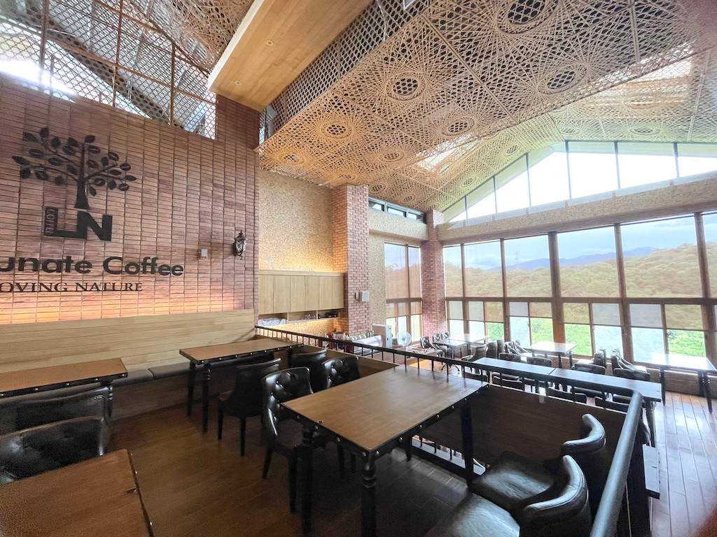 新竹峨嵋 世界幸福咖啡總店-快樂咖啡坊  湖光山色蔬食餐廳  彌勒佛對著你微笑 @極光公主飛妮