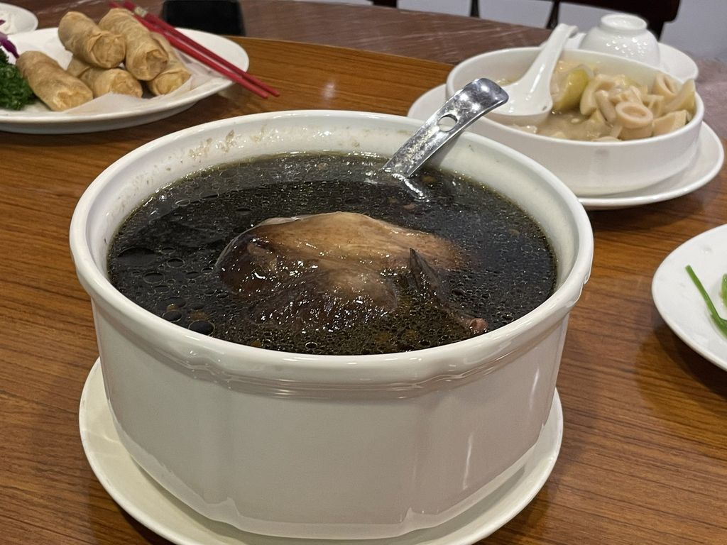 新竹關西美食逸園客家餐館：庭院美景與美食共聚的溫馨家族時光 @極光公主飛妮